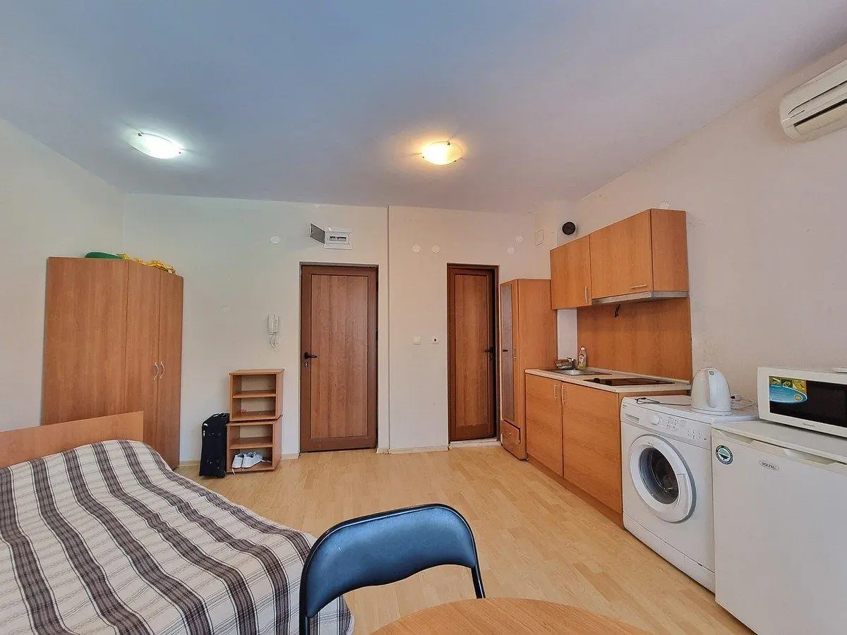 Chambre; électroménager, parquet, lumière naturelle