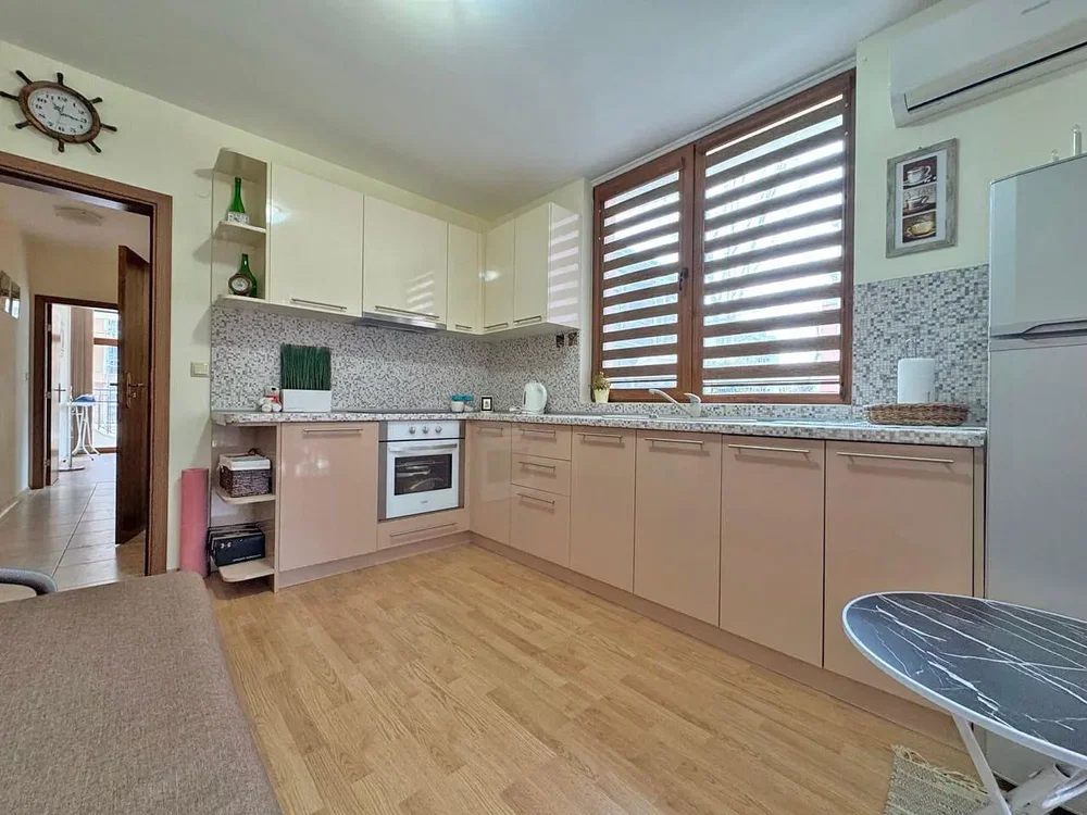 Cuisine; électroménager, lumière naturelle, parquet