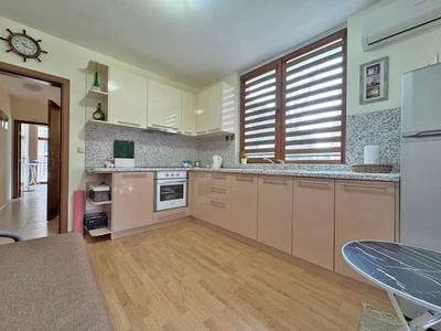 Cuisine; électroménager, lumière naturelle, parquet