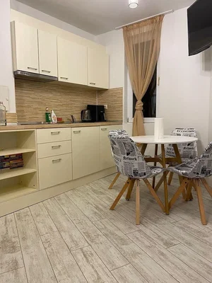 Cuisine; électroménager, carrelage, lumière naturelle