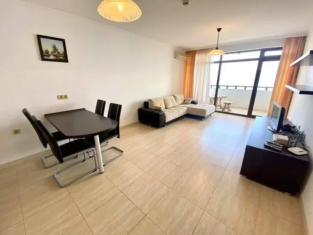 Salon; carrelage, lumière naturelle