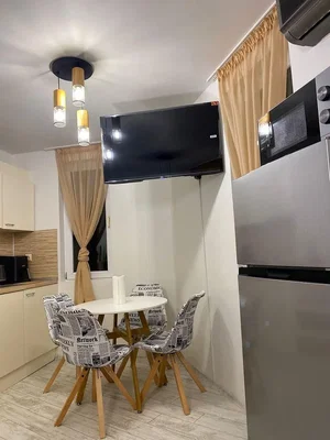 Cuisine; électroménager, carrelage, lumière naturelle