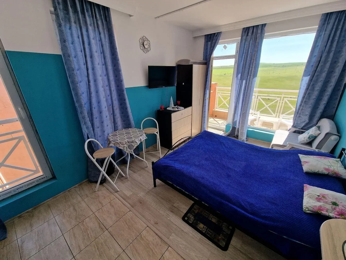 Chambre; vue, carrelage, lumière naturelle