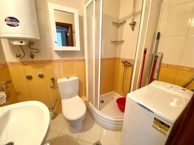 Toilettes; carrelage, nécessite rénovation