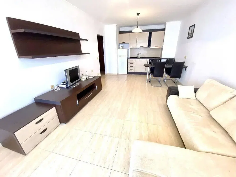 Salon; carrelage, lumière naturelle