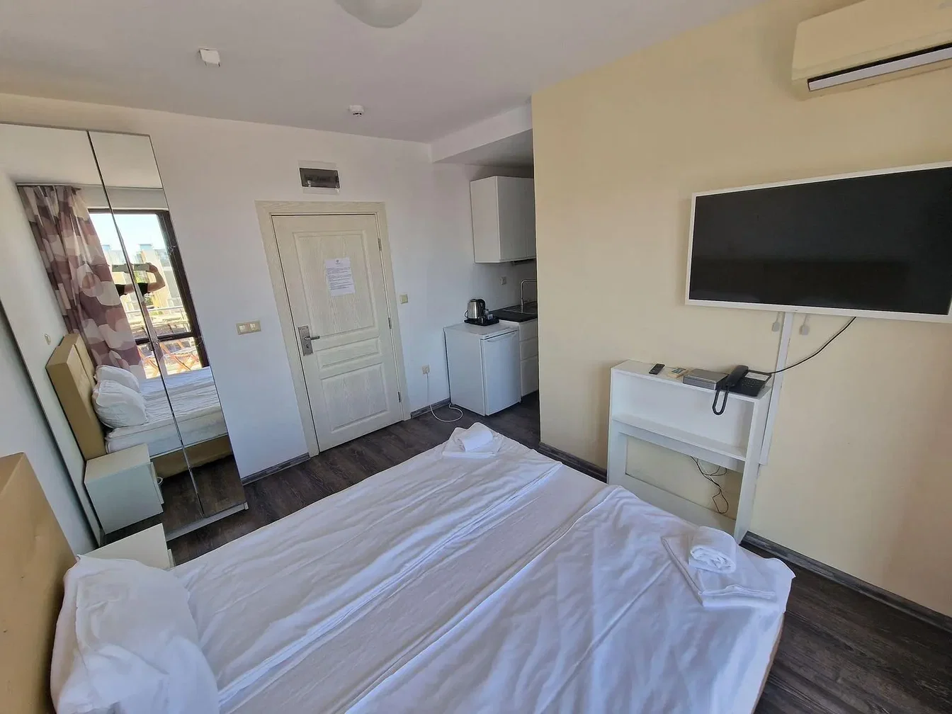 Chambre; électroménager, lumière naturelle, style moderne