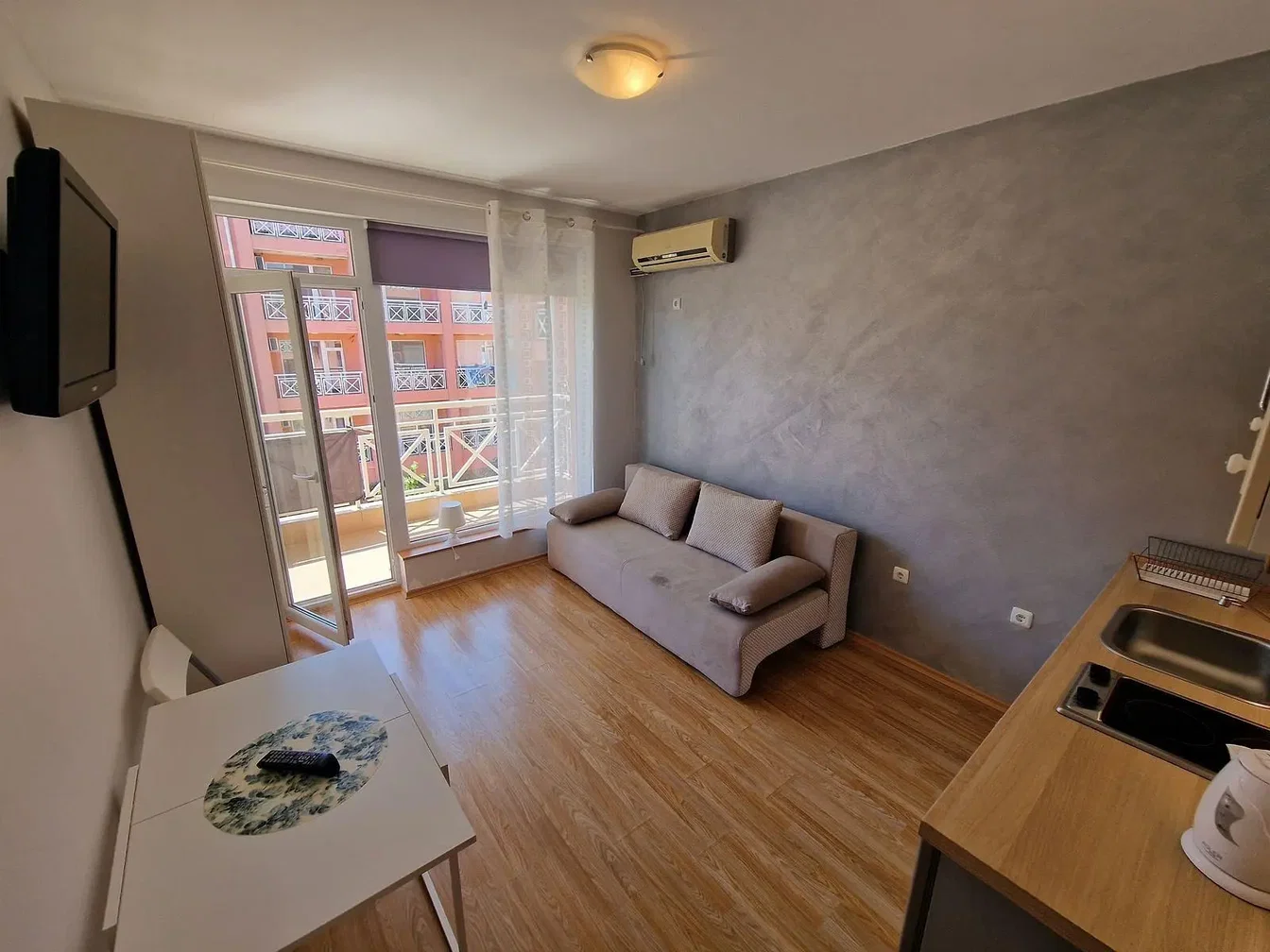 Salon; lumière naturelle, parquet