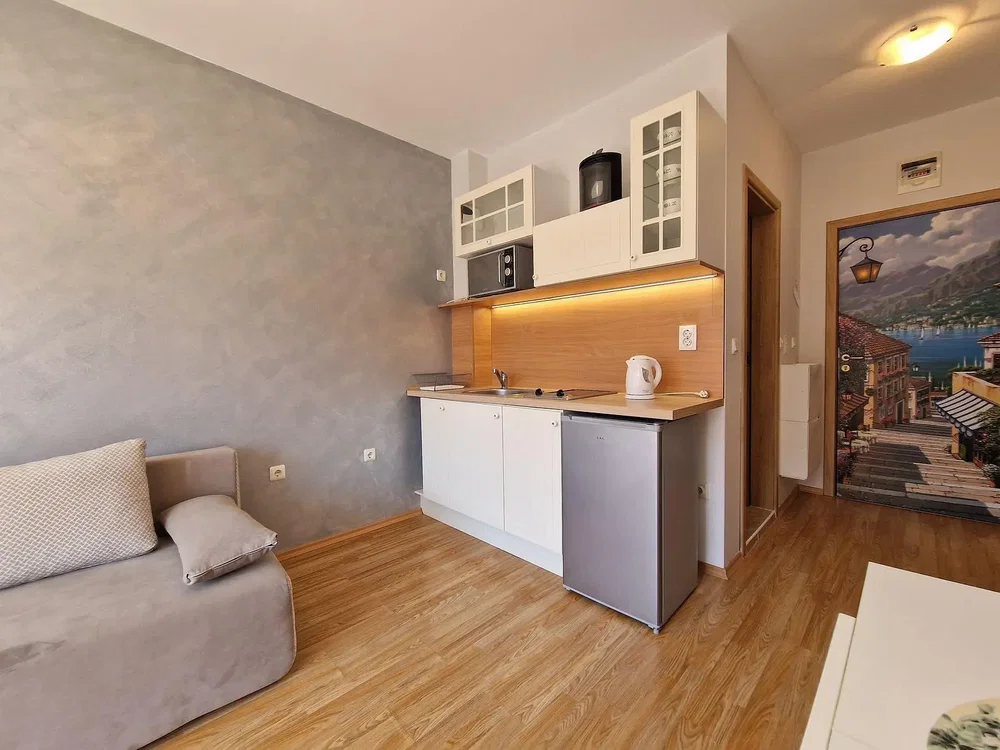 Cuisine; électroménager, parquet, lumière naturelle