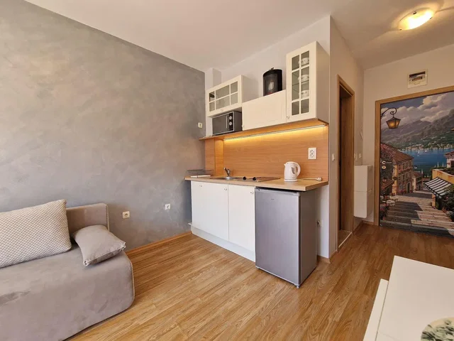 Cuisine; électroménager, parquet, lumière naturelle