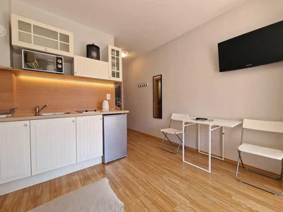 Cuisine; électroménager, carrelage, parquet, lumière naturelle
