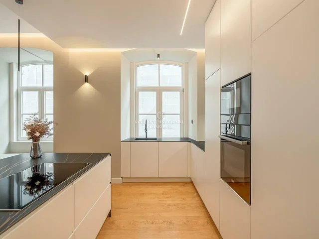 Cozinha; eletrodomésticos, chão de madeira, luz natural, estilo moderno