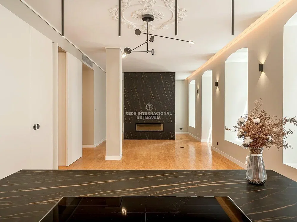 Salon; lumière naturelle, parquet, hauteur sous plafond