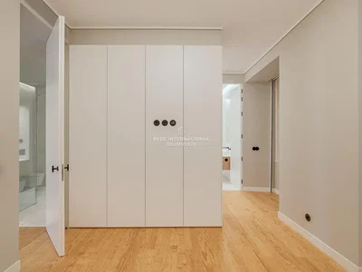 Vestiaire; parquet, rénové, lumière naturelle