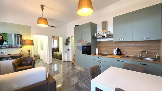 Obývací pokoj; kuchyňské spotřebiče, přirozené světlo, moderní styl