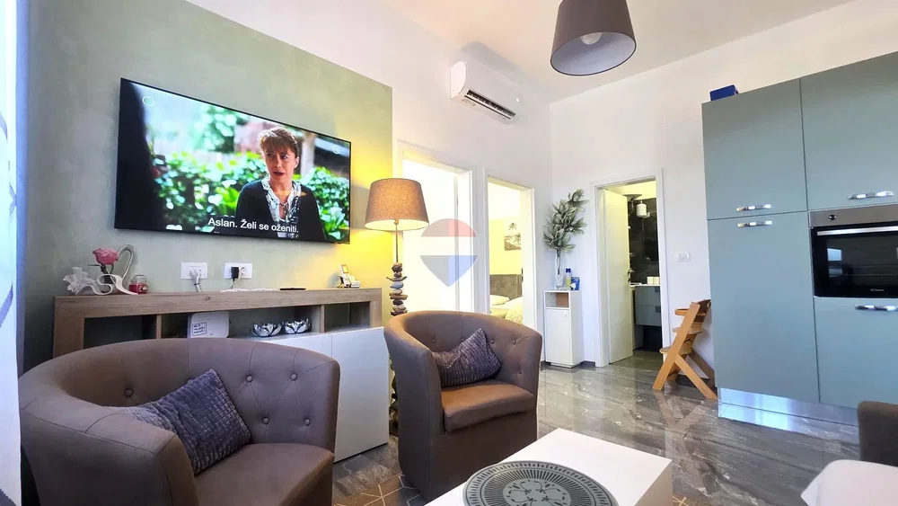 Obývací pokoj; přirozené světlo, moderní styl, dřevěná podlaha