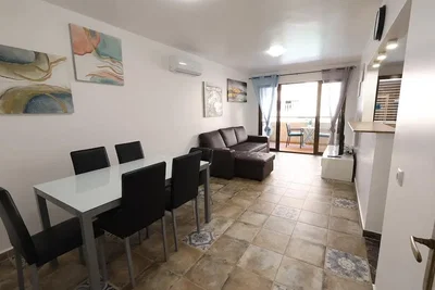 Woonkamer; tegelvloer, natuurlijk licht