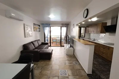 Woonkamer; tegelvloer, natuurlijk licht, moderne stijl, keukenapparatuur