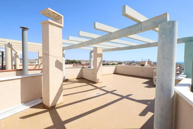 Terrazza; vista, luce naturale, pavimento in piastrelle