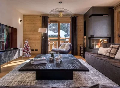 Wohnzimmer; holzbalken, kamin, tageslicht, rustikaler stil, holzboden