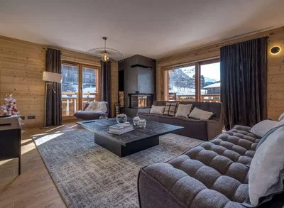 Wohnzimmer; holzbalken, holzboden, tageslicht, rustikaler stil, kamin