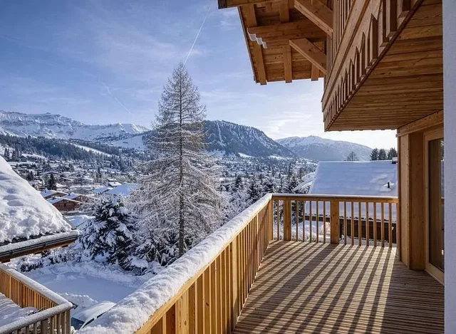 Balkon; výhled, dřevěné trámy, přirozené světlo