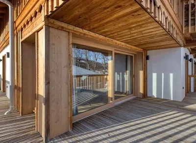 Terraza; suelo de madera, vigas de madera, luz natural