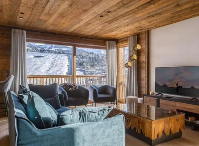 Salón; vista, vigas de madera, luz natural, estilo rústico, suelo de madera