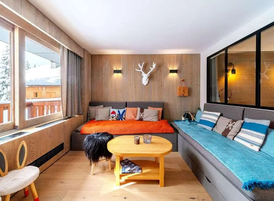 Woonkamer; houten vloer, natuurlijk licht, moderne stijl