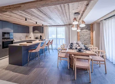 Cocina; electrodomésticos, vigas de madera, suelo de madera, luz natural, estilo moderno