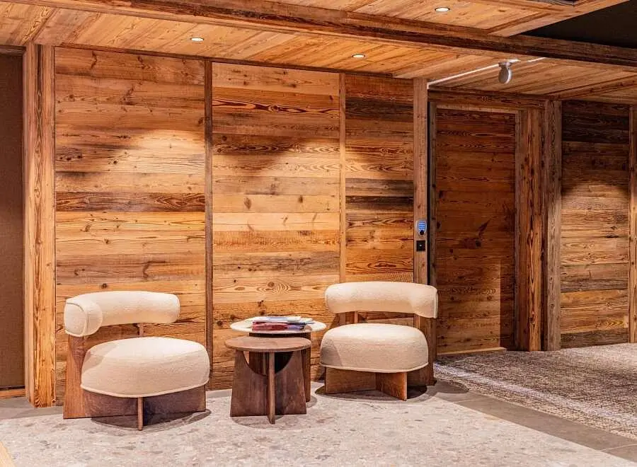 Salón; vigas de madera, suelo de madera, estilo rústico, luz natural