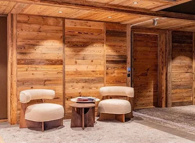 Salón; vigas de madera, suelo de madera, estilo rústico, luz natural