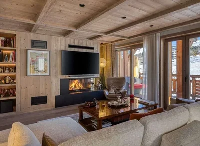 Salon; poutres en bois, cheminée, parquet, lumière naturelle