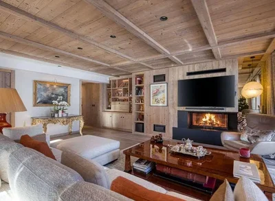 Salon; cheminée, poutres en bois, parquet, lumière naturelle, style rustique