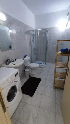 Toalet; pločice, potrebna renovacija
