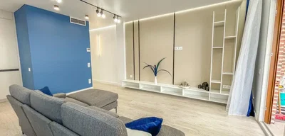 Soggiorno; luce naturale, pavimento in legno, stile moderno