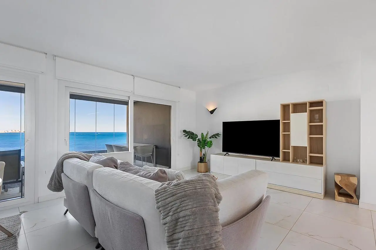 Soggiorno; vista, luce naturale, stile moderno, pavimento in piastrelle