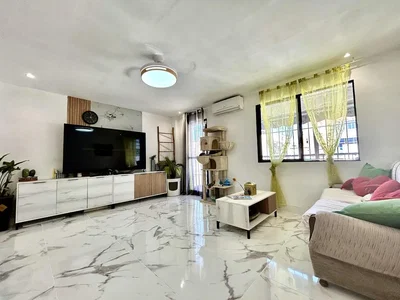 Oturma odası; fayans zemin, doğal ışık, modern stil
