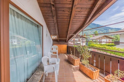 Balkon; manzara, fayans zemin, doğal ışık