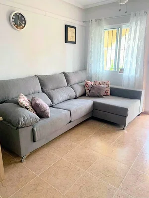 Salón; suelo de baldosas, luz natural