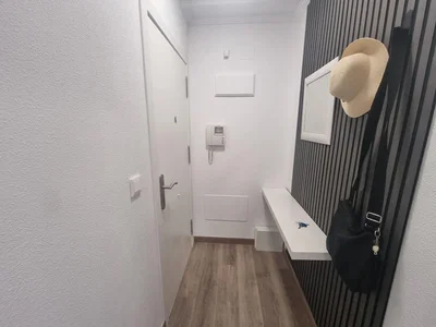 Šatna; dřevěná podlaha, přirozené světlo