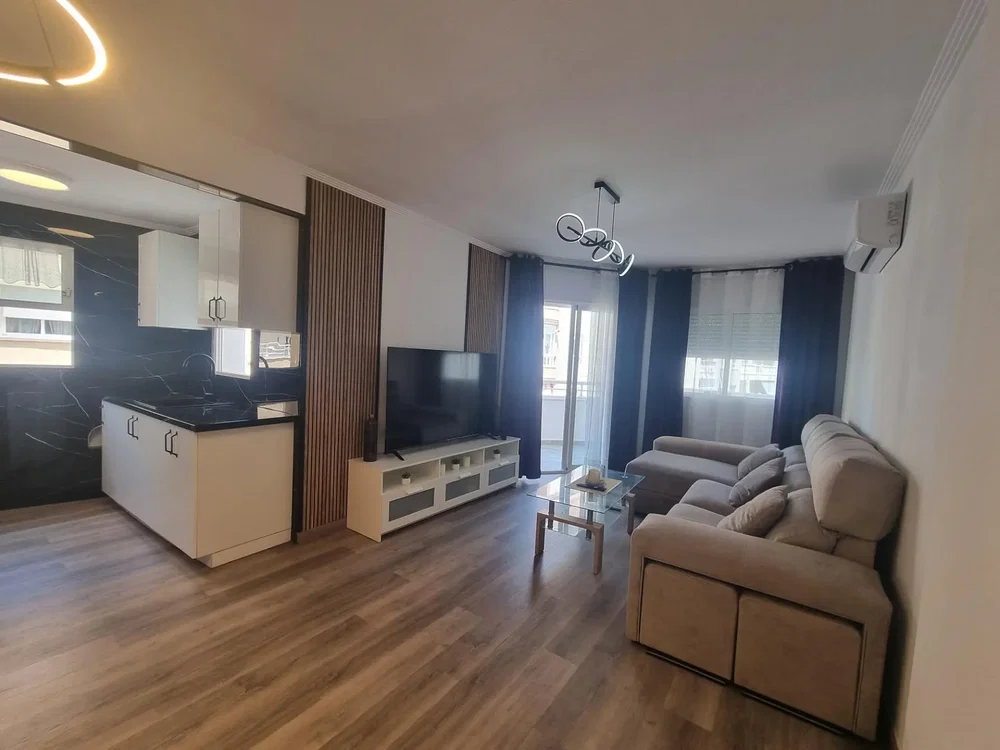 Obývací pokoj; dřevěná podlaha, přirozené světlo, moderní styl