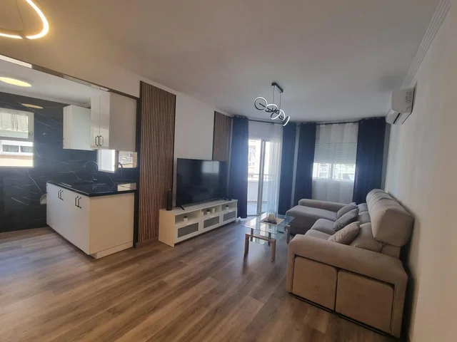 Obývací pokoj; dřevěná podlaha, přirozené světlo, moderní styl