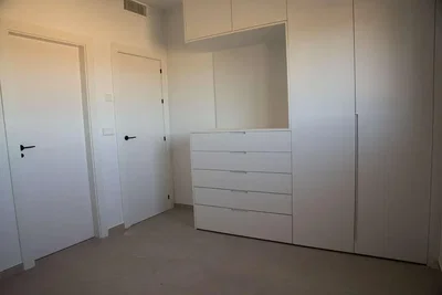 Schlafzimmer; holzboden, fliesenboden, hohe decken, holzbalken, renoviert, tageslicht