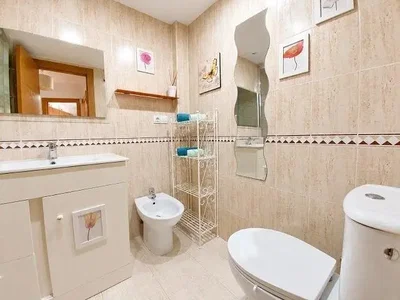 Badezimmer; fliesenboden, tageslicht