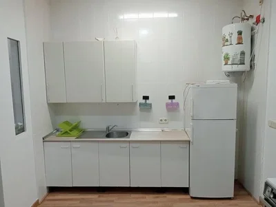 Küche; küchengeräte, holzboden, fliesenboden, warmwasserbereiter