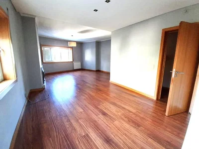 Wohnzimmer; holzboden, tageslicht