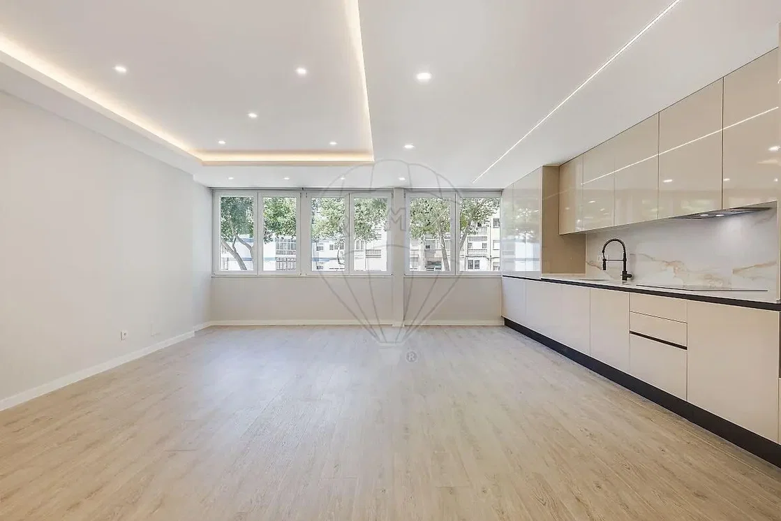 Cuisine; électroménager, parquet, lumière naturelle, style moderne, rénové