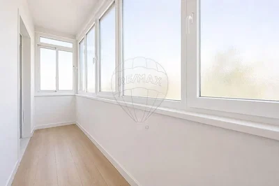 Ostatní; dřevěná podlaha, přirozené světlo