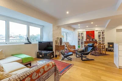 Salon; vue, parquet, lumière naturelle, cheminée, style moderne