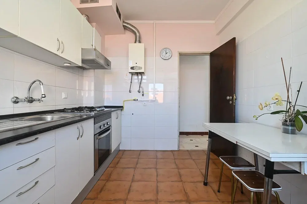 Cuisine; carrelage, lumière naturelle